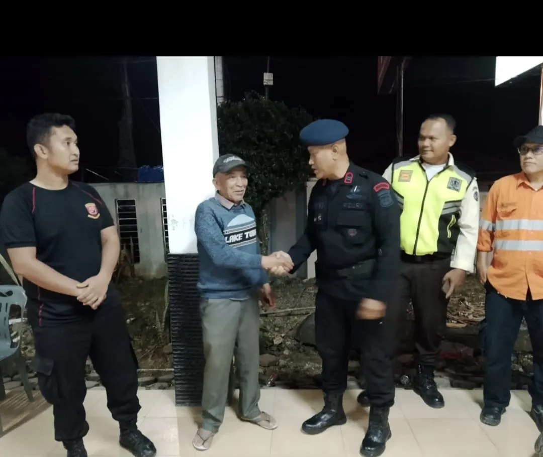Aksi Kemanusiaan di Tengah Tugas! Personel Gegana Brimob Polda Sumut Evakuasi Ibu Bidan Korban Laka di Tapanuli Selatan
