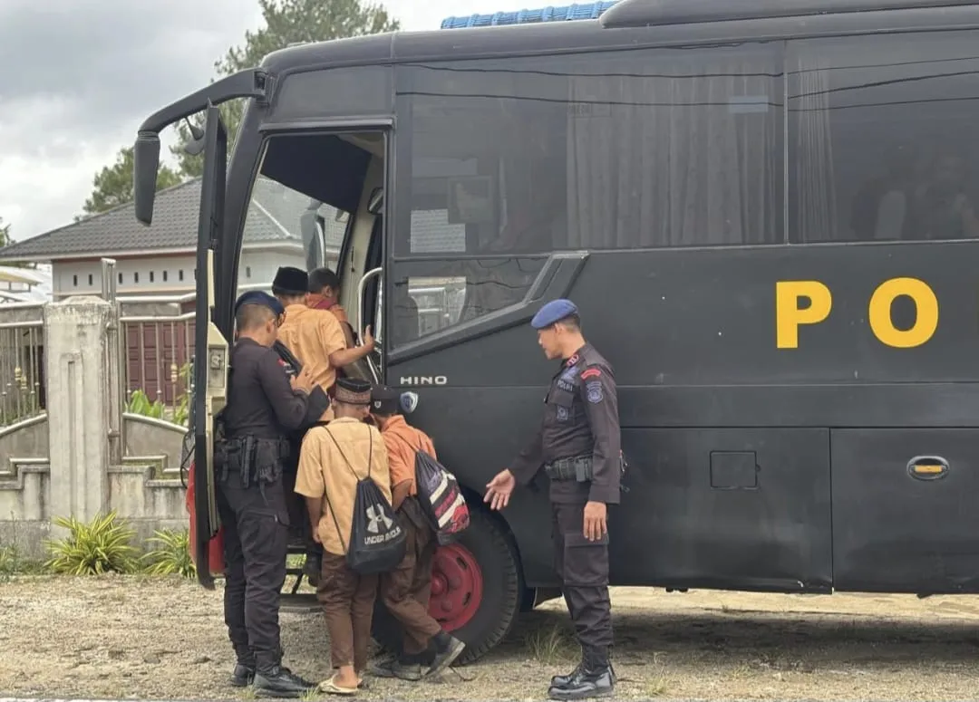 Wujud Kepedulian Polri, Brimob Polda Sumut Antar Jemput Anak Sekolah di Tapanuli Selatan