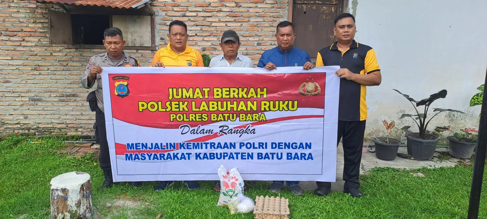 Polsek Labuhan Ruku Gelar Kegiatan Jumat Berkah, Salurkan Bantuan Sembako untuk Kaum Dhuafa