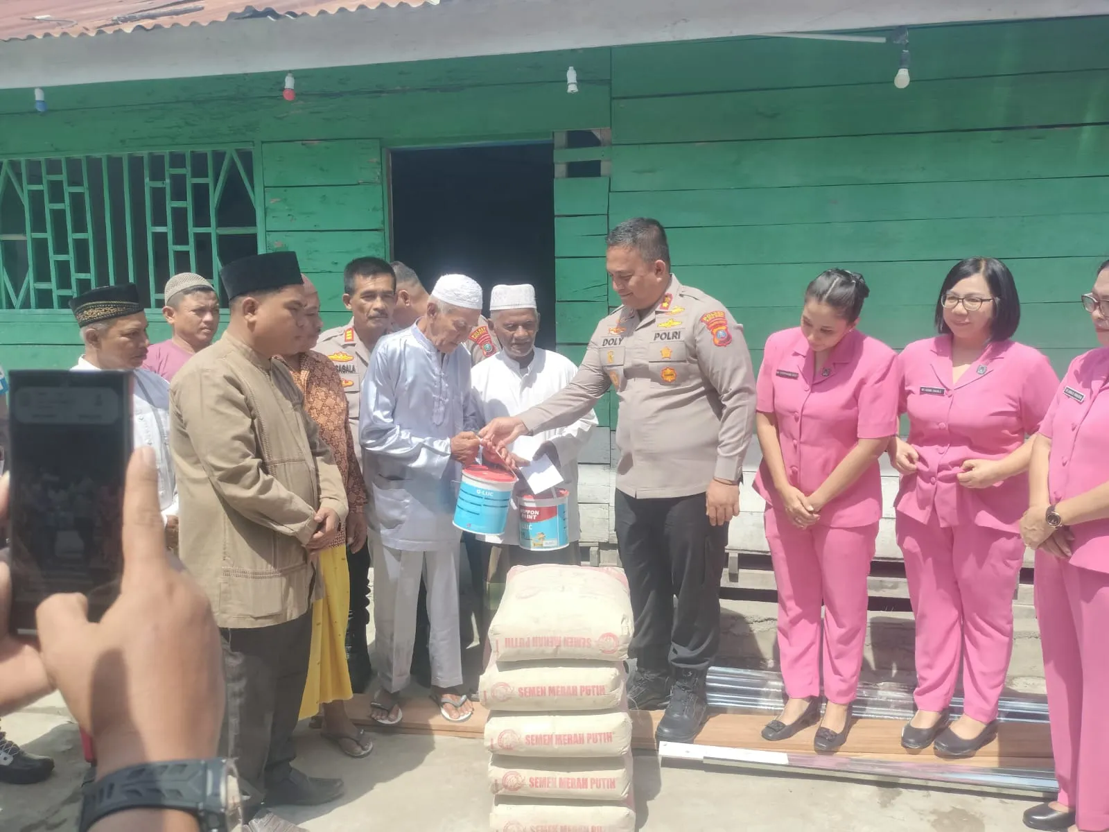 Kapolres Batu Bara Serahkan Bantuan Material untuk Renovasi Musholah Aceh Sepakat Pagurawan