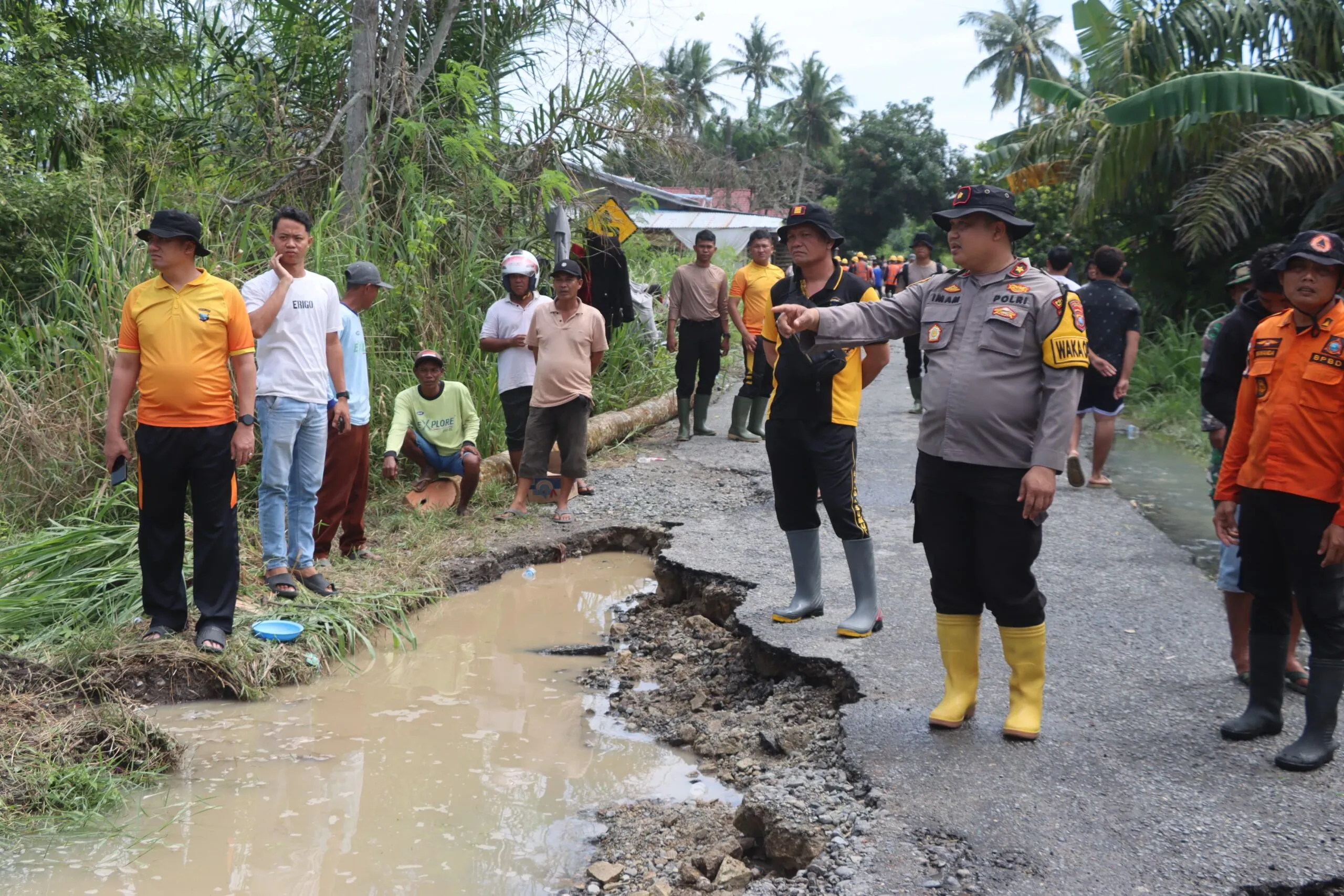 Polres Batu Bara Tinjau Jalan Putus Akibat Banjir
