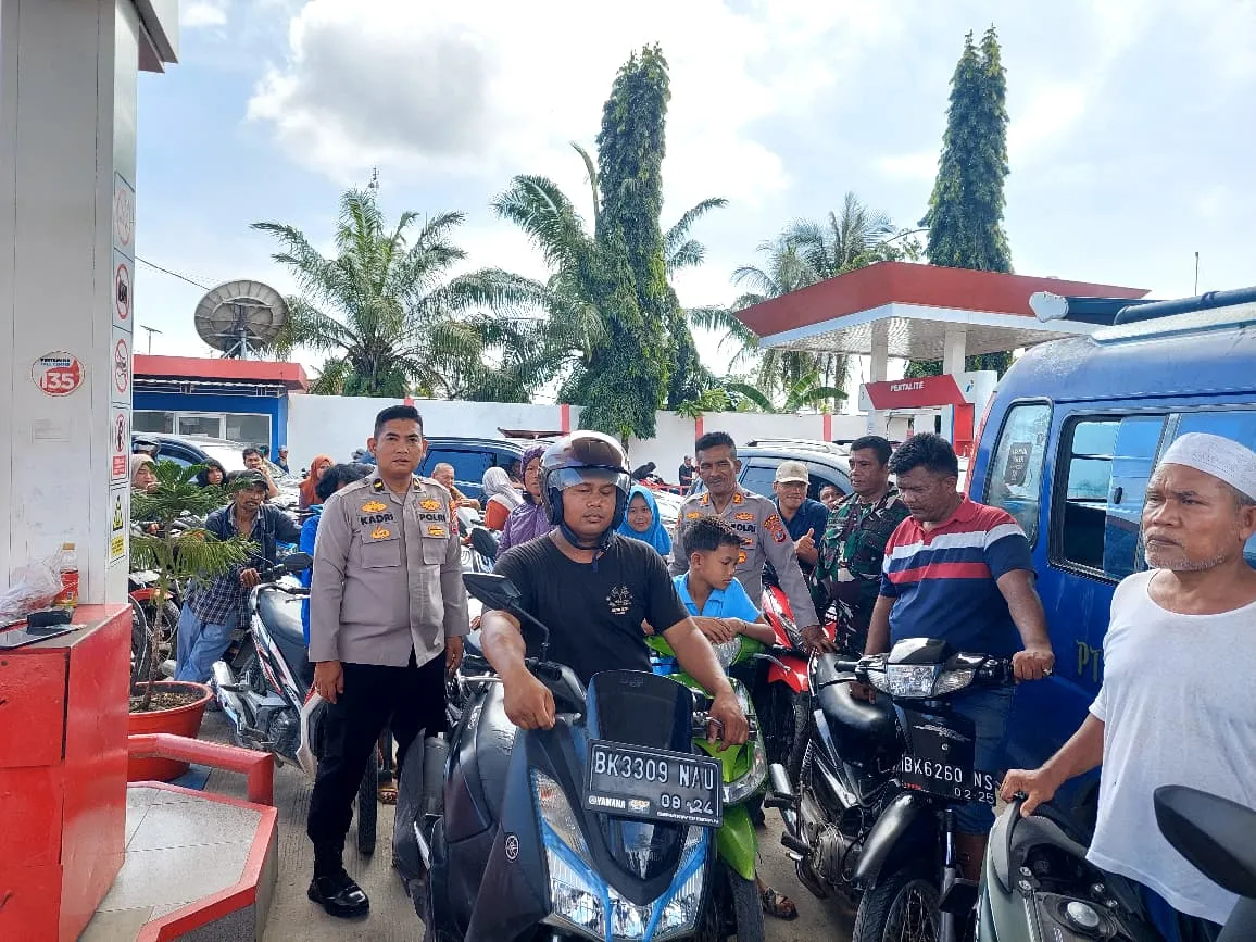 Pasokan BBM Menipis, Polsek Medang Deras Lakukan Patroli ke SPBU dan Pusat Perdagangan