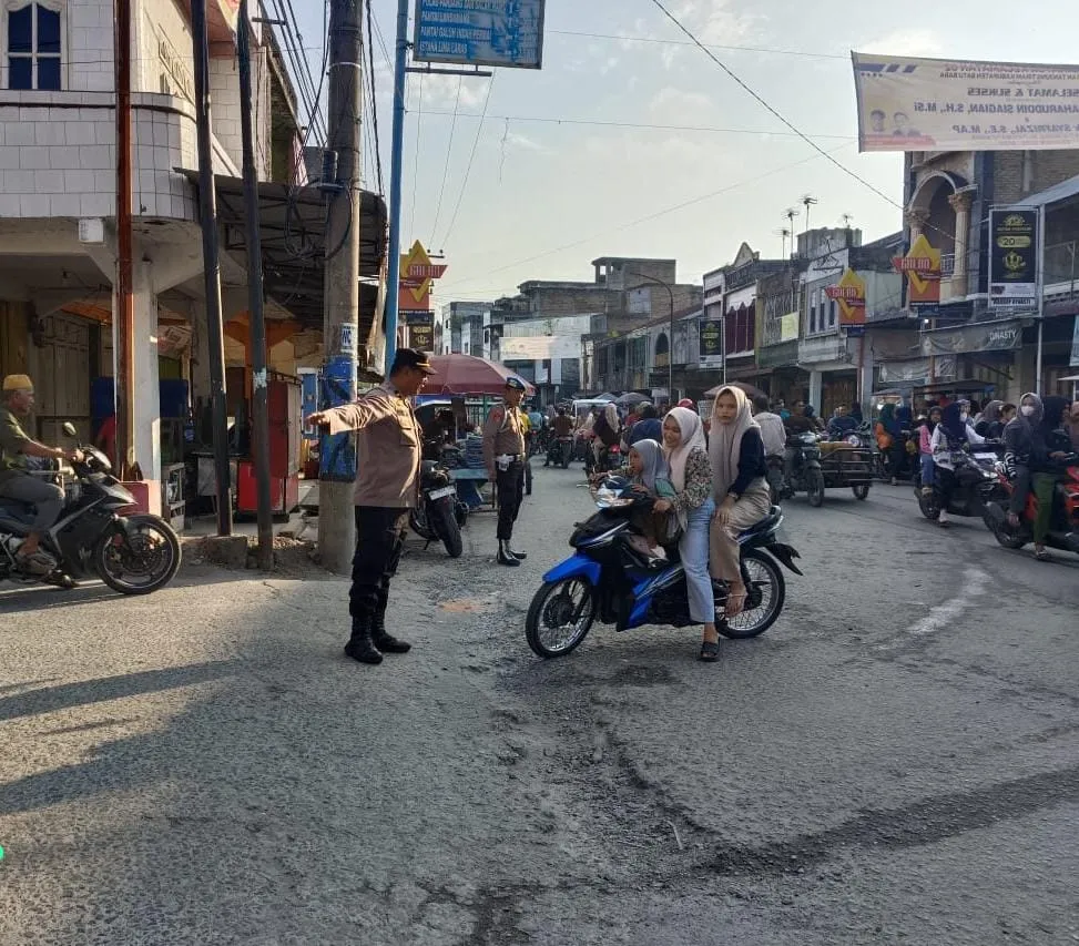 Polsek Labuhan Ruku Gelar Strong Point, Atur Sejumlah Titik Rawan Kemacetan