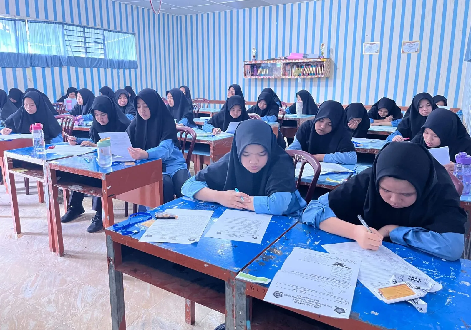 Hari Pertama Sekolah, Santri Pesantren Darul Mursyid Langsung Dihadapkan Olimpiade Peminatan DM SWOT 2026