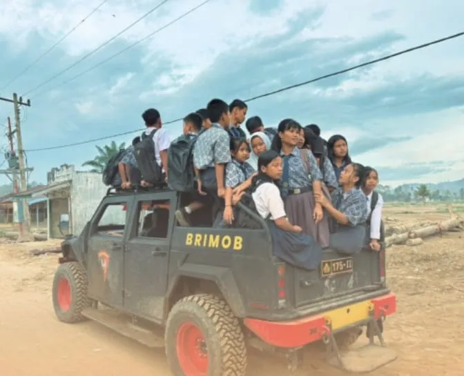 Kepedulian Brimob Jaga Asa Pendidikan Anak-anak Terdampak Bencana di Garoga