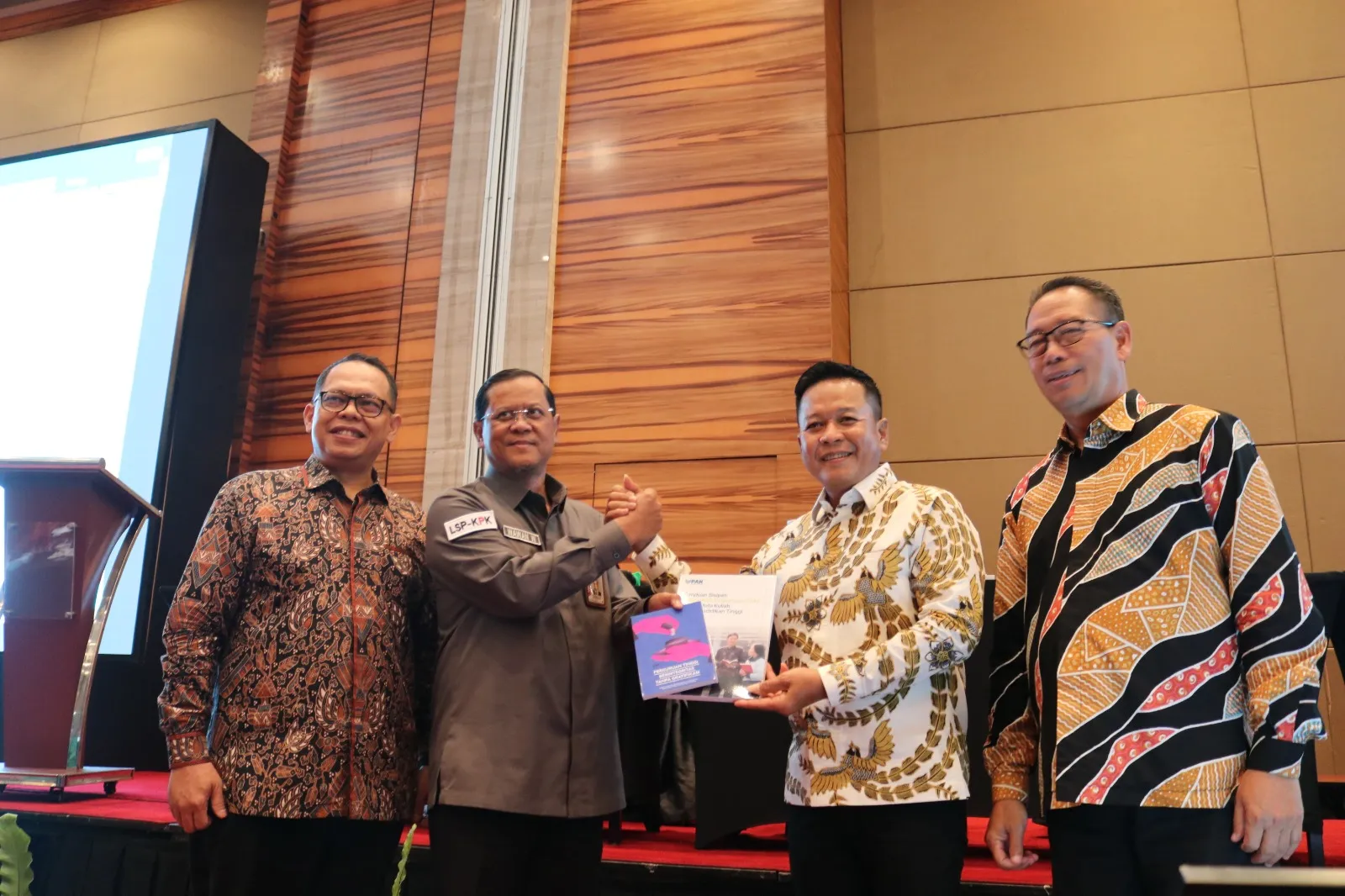 KPK Serahkan Buku Pendidikan Antikorupsi kepada MRPTNI dalam Forum SNPMB 2026