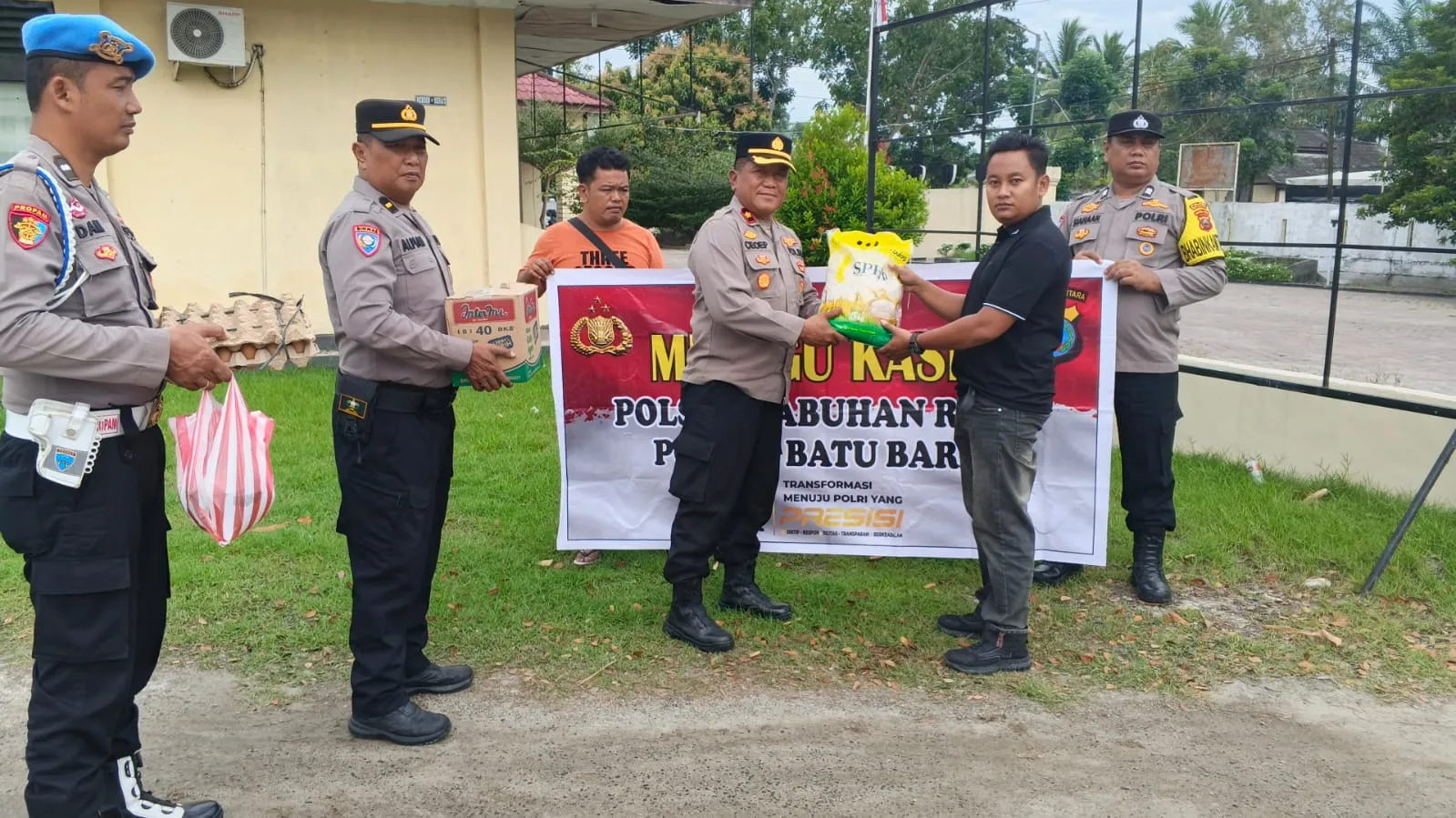 Polsek Labuhan Ruku Tebar Kepedulian, Kaum Dhuafa Terima Bantuan Sembako
