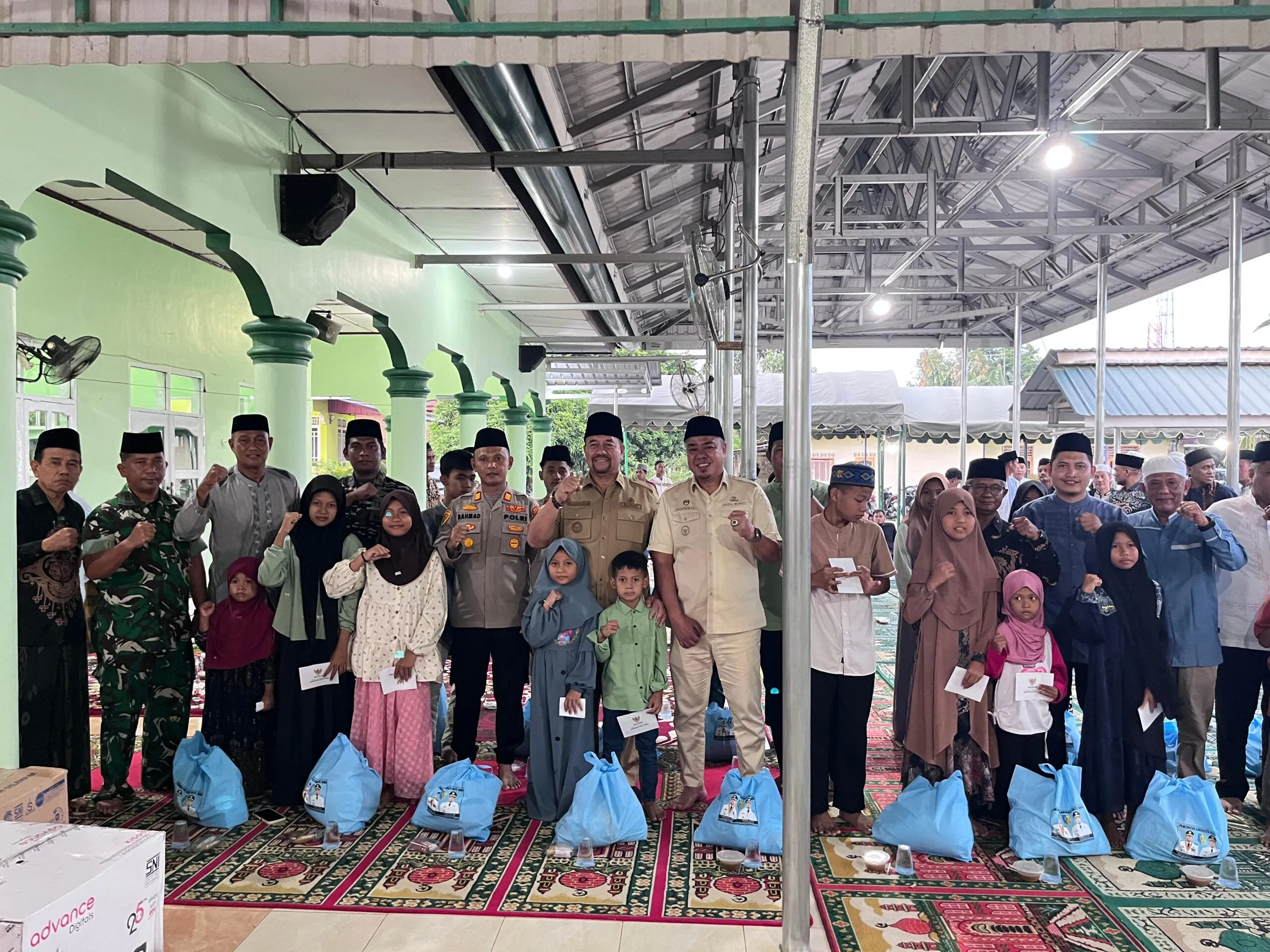 Safari Ramadhan Ke -7, Bupati Baharuddin Serahkan Bantuan di Laut Tador