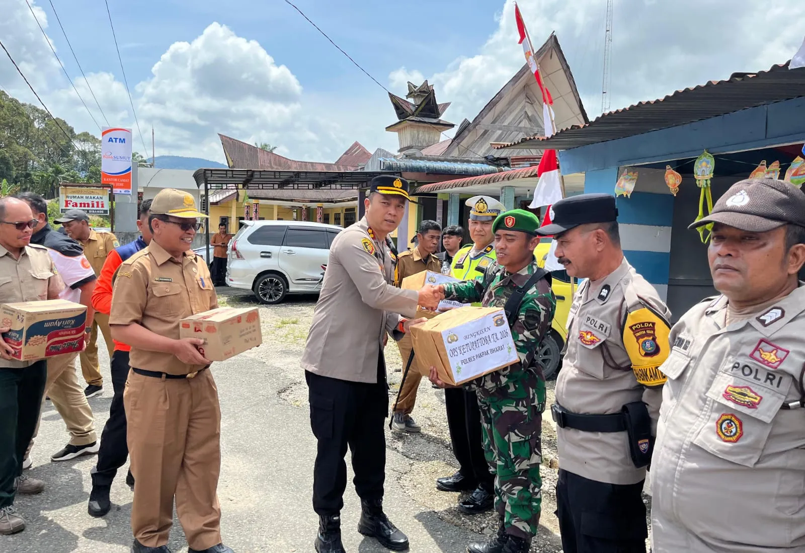 Kapolres Pakpak Bharat, Forkopimda dan Bhayangkari Berikan Bingkisan Personil Pos PAM-Pos Pelayanan