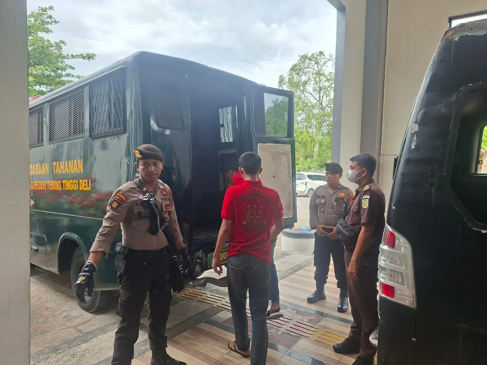 Polres Batu Bara Kawal Tahanan Jalani Sidang di PN Kisaran