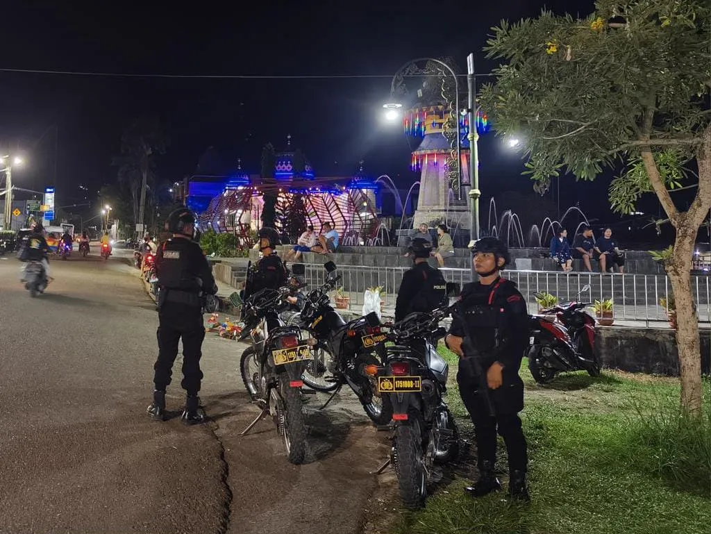 Brimob Siaga Amankan Malam Paskah di Gunungsitoli, Patroli Humanis Jaga Kamtibmas Tetap Kondusif