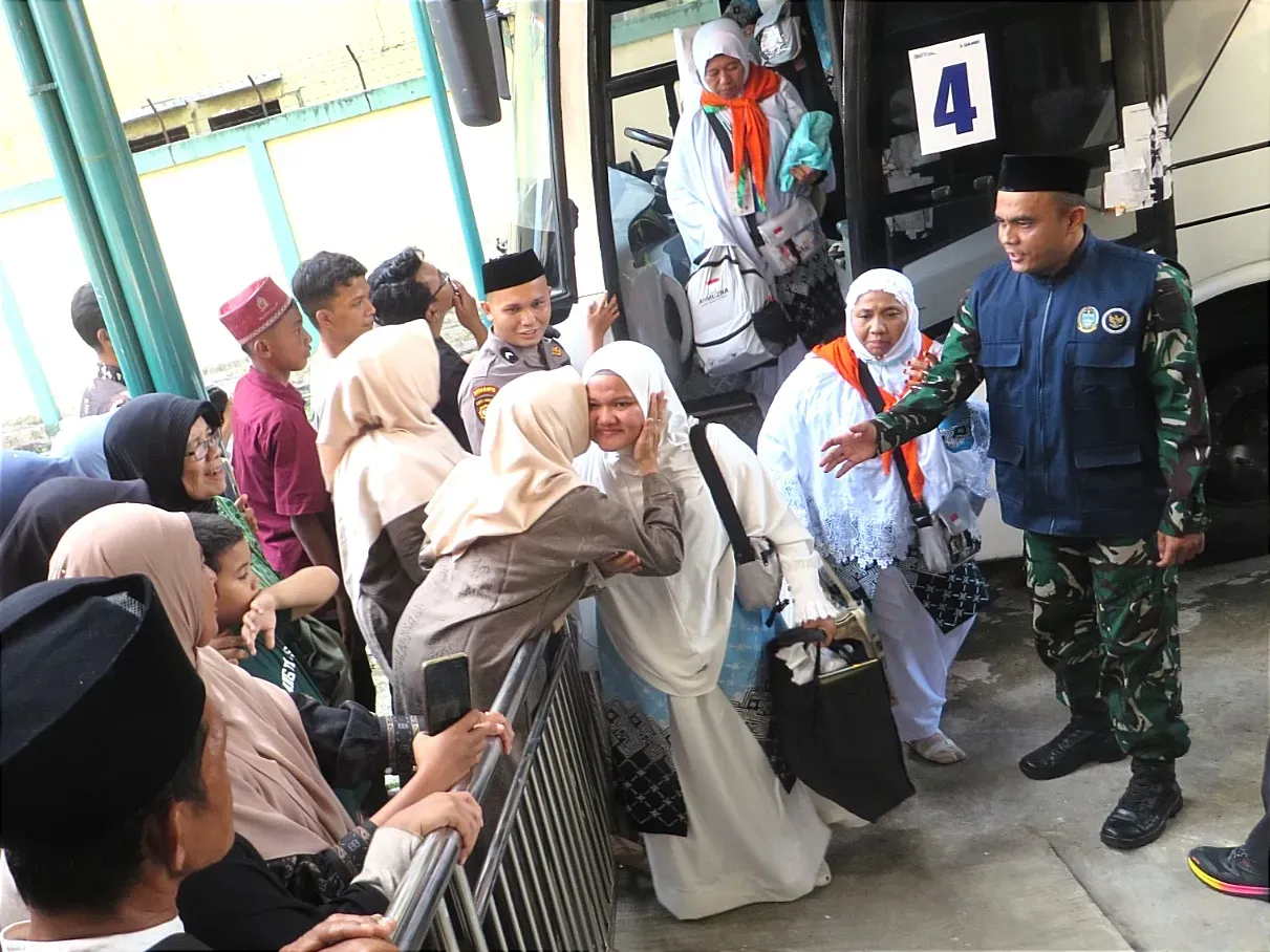 358 Jemaah Haji Langkat Tiba di Asrama Haji Medan, Keluarga Sambut dengan Haru