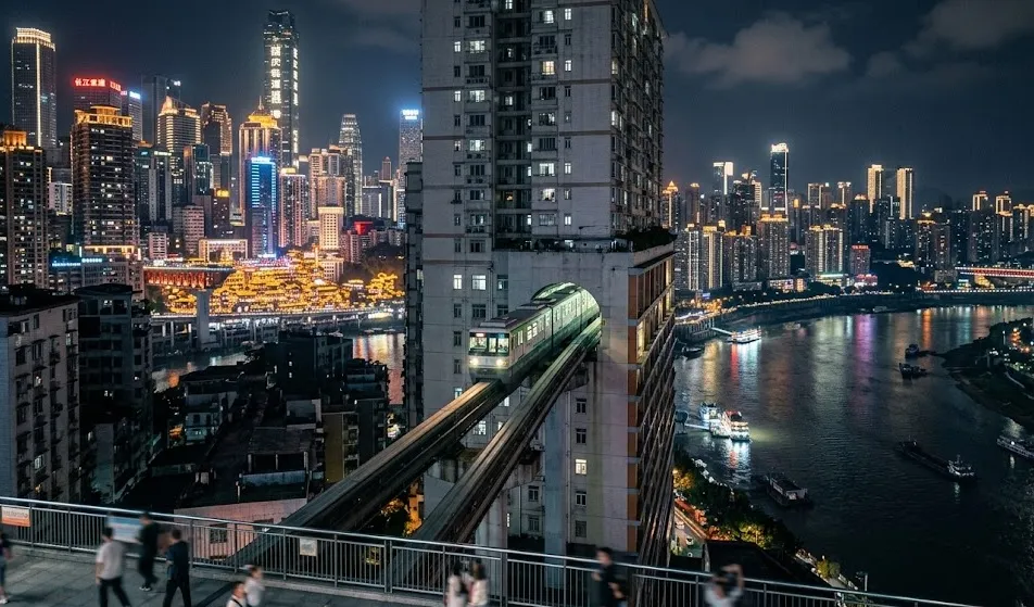Pesona 'Cyberpunk' Chongqing: Antara Gemerlap Kota Masa Depan dan Realitas Sosial
