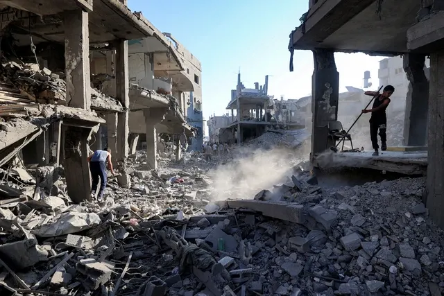 Serangan Udara Hanguskan Belasan Rumah di Kamp Al-Maghazi, Warga Gaza Kini Terjebak Suhu Ekstrem dan Krisis Air