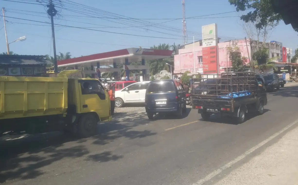 BBM Langka di Langkat, Pengendara Rela 'Berjemur' Demi Antre Bensin