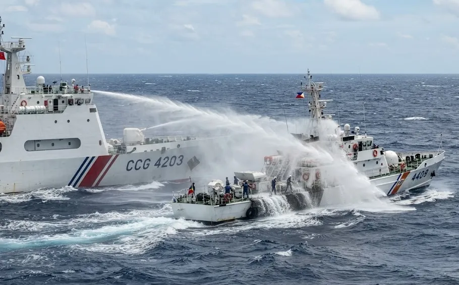 Kapal China Semprot Meriam Air ke Armada Filipina, Ketegangan di Laut China Selatan Memanas