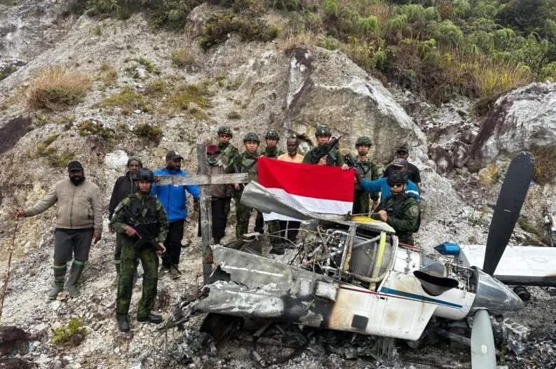 TNI dan Warga Bersihkan Puing Pesawat AMA di Yahukimo, Landasan Balinggama Segera Dibuka