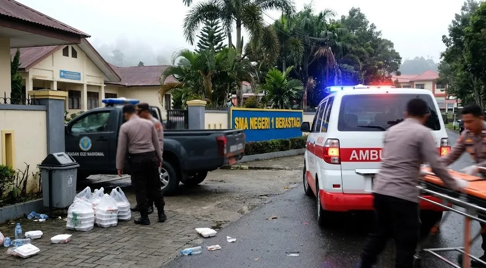 Diduga Keracunan Usai Santap MBG, Siswa SMAN 1 Berastagi Dievakuasi — BGN Janji Investigasi