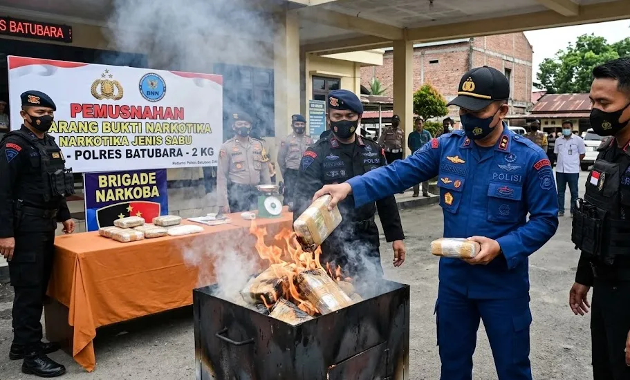 Polres Batubara Musnahkan Hampir 2 Kilogram Sabu, Ini Modus Pengirimannya ke Pekanbaru
