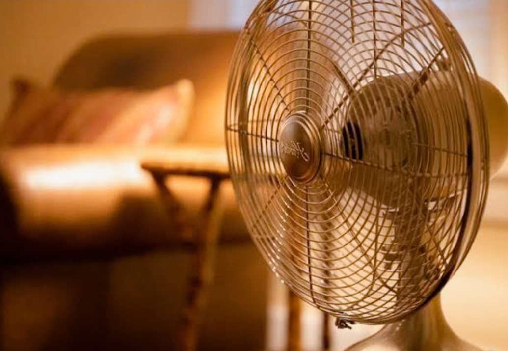 Mana yang Lebih Efektif untuk Mendinginkan Ruangan: Kipas Angin di Dalam Ruangan atau di Luar Mengarah ke Dalam?